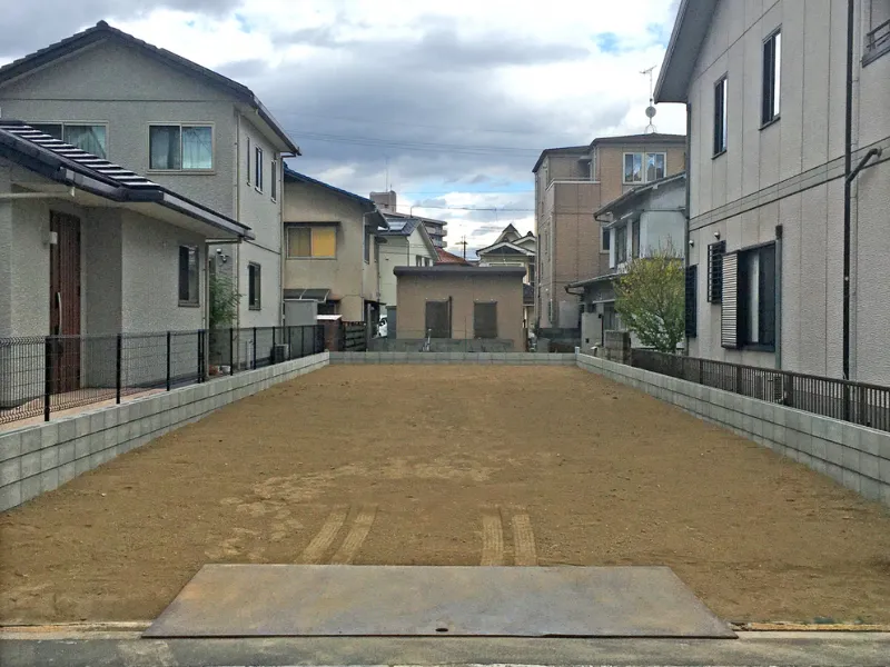 すべての解体工事と整地が完了し、更地となった住宅跡地。隣地境界や道路清掃まで整った状態