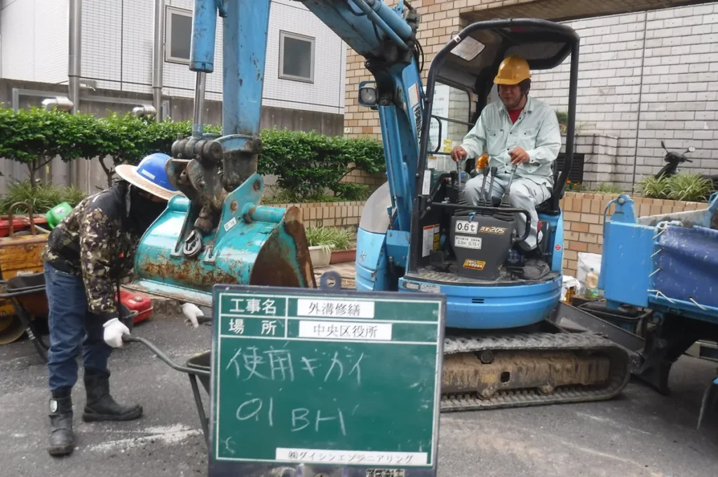 福岡市中央区の中央区役所で行った外構修繕工事の施工中の様子（ダイシンエンジニアリング）02