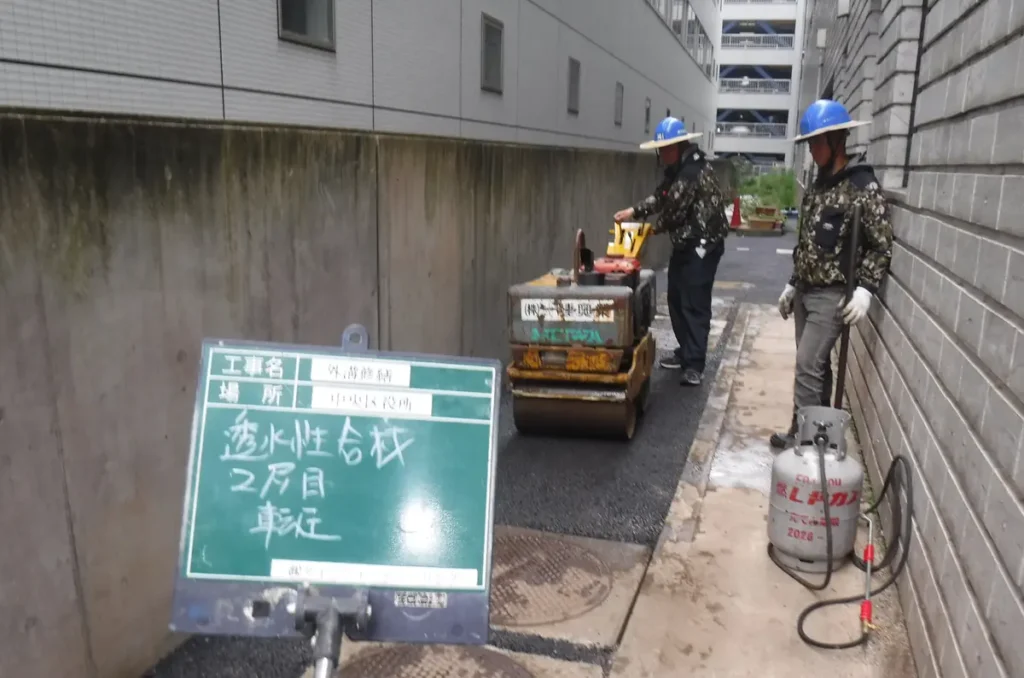 福岡市中央区の中央区役所で行った外構修繕工事の施工中の様子（ダイシンエンジニアリング）03