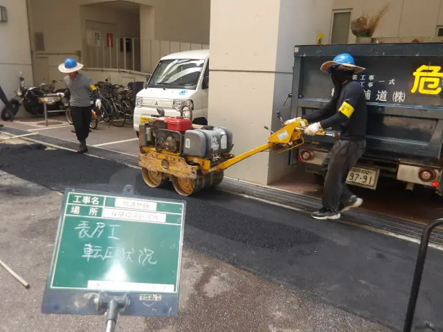 電動はつり機で側溝周りの既設コンクリートを撤去する状況