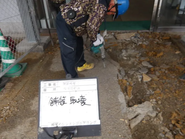 専用機械を使用して既設アスファルト舗装を切断する作業状況