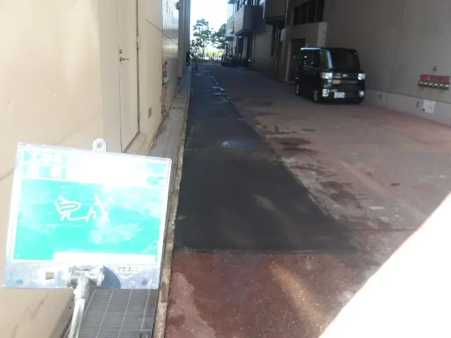 駐車場側溝周辺のアスファルト舗装修繕が完了した状態