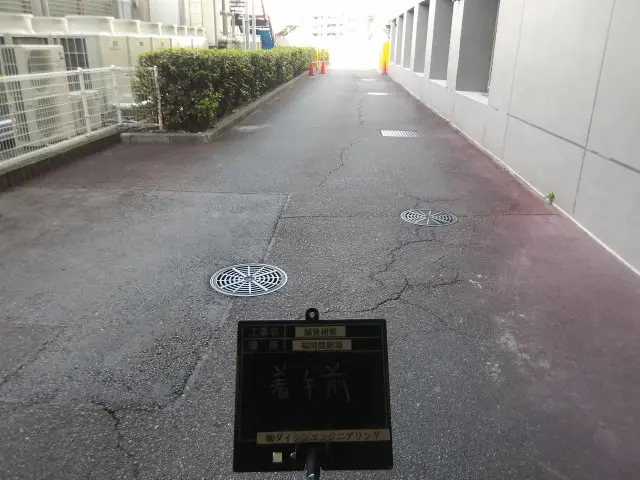 着手前の駐車場路面 ひび割れと集水枡周辺の沈下