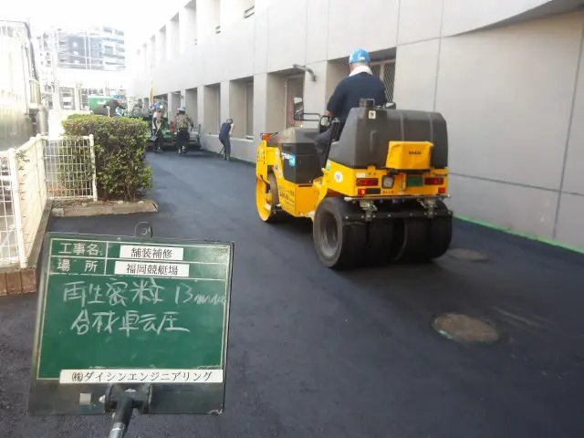夜間作業で行う集水枡の周囲斫り工と高さ調整