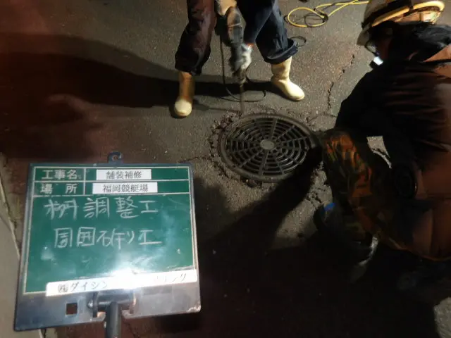 再生密粒度アスコン13mmをローラーで転圧する作業