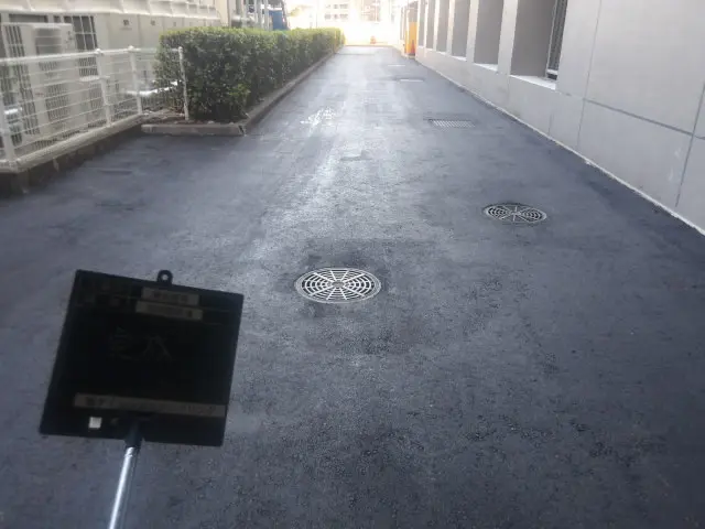 舗装補修が完了し段差が解消された立体駐車場の通路